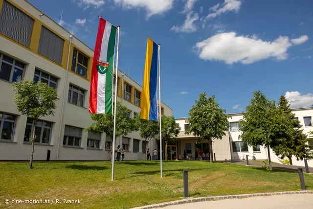 Schuleingang mit kreisförmiger Zufahrtsstraße. | Foto: cine-motion.at / R. Ivanek