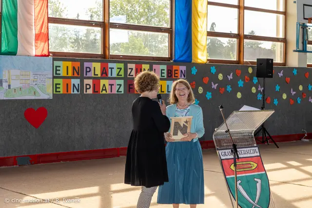Ein Insektenhotel für die Schule - überreicht von Landesrätin Christiane Teschl-Hofmeister. | Foto: cine-motion.at / R. Ivanek