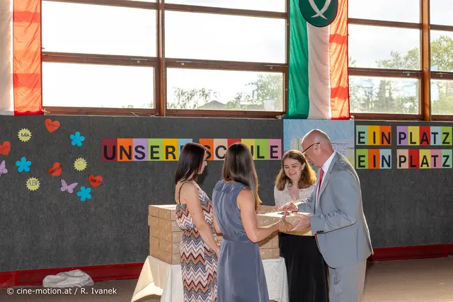 Überreichung der Schlüsselanhänger mit einem gewissen Plus an die Pädagogen der VS. | Foto: cine-motion.at / R. Ivanek
