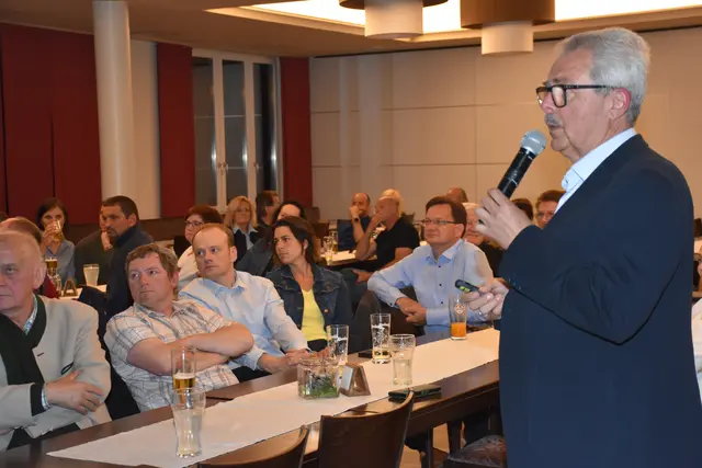 Präsentation Leitbild "Bad Kreuzen 2035" mit Bürgermeister Manfred Nenning im Gasthaus Schiefer, Bad Kreuzen.  | Foto: Robert Zinterhof