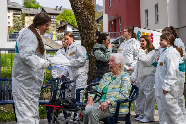Schülerinnen der ECOS HLW Bad Ischl führen Generationen zusammen