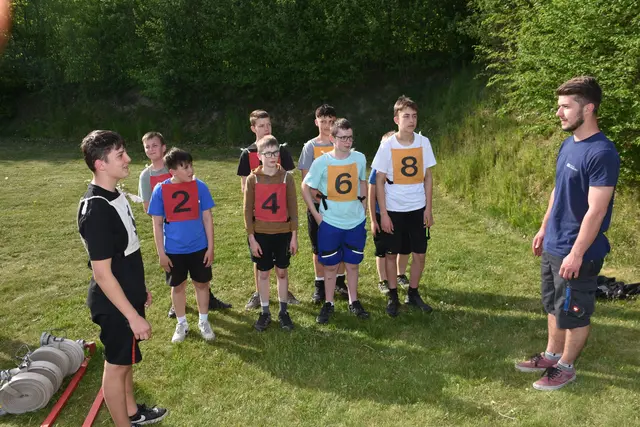 Die FF Jugend Pabneukirchen, betreut von Peter Scherscher und Tobias Hader, bereitet sich intensiv auf den Leistungsbewerb am 13. Juni 2026 in Pabnbeukirchen vor.  | Foto: Zinterhof