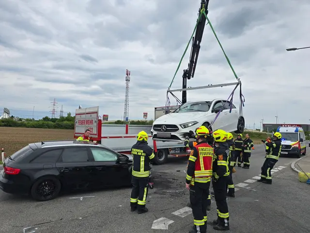 Die verunfallten Fahrzeuge wurden mittels Wechselladerfahrzeug verladen, von der Fahrbahn entfernt und gesichert abgestellt. | Foto: Freiwillige Feuerwehr Neusiedl am See