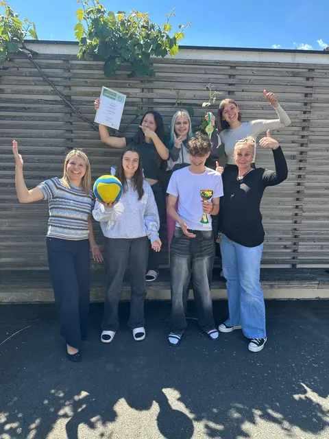 So sehen Sieger aus: Das Team der Fachschule Hartberg – St. Martin holte den ersten Platz im Volleyball. | Foto: Fachschule Hartberg – St. Martin