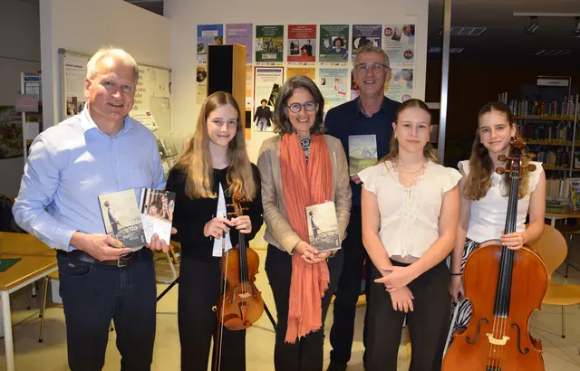 Büchereileiter Johann Koller und Gym-Lehrer Friedrich Haslinger bedankten sich bei der Autorin Margit Weiß (Mitte) und bei den Musikerinnen Luisa, Sophie und Marie Pönwalter für ein eindrucksvoll dargebotenes Zusammenspiel von Literatur und Musik. | Foto: G. Mayr