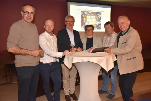 Präsentation Leitbild "Bad Kreuzen 2035" mit Bürgermeister Manfred Nenning im Gasthaus Schiefer, Bad Kreuzen.  | Foto: Robert Zinterhof
