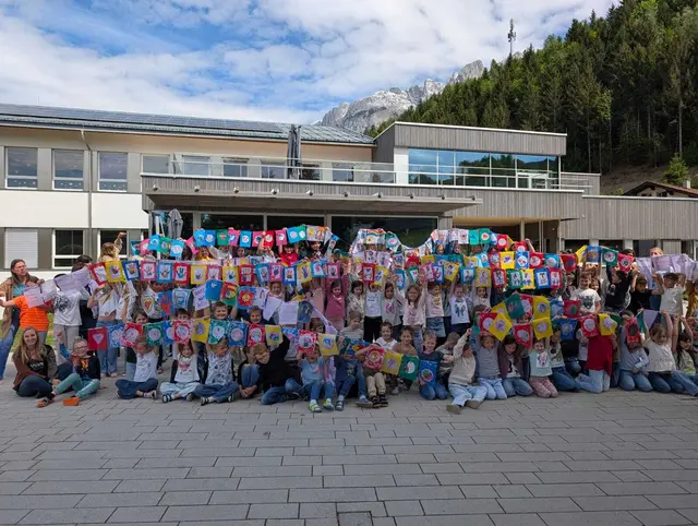 Pfarrwerfner Friedensfahnen - Ein Projekt in Zusammenarbeit von Volksschule und Kulturverein