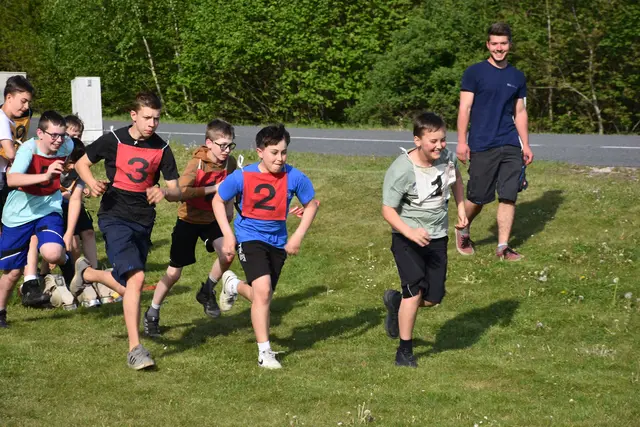 Die FF Jugend Pabneukirchen, betreut von Peter Scherscher und Tobias Hader, bereitet sich intensiv auf den Leistungsbewerb am 13. Juni 2026 in Pabnbeukirchen vor.  | Foto: Zinterhof
