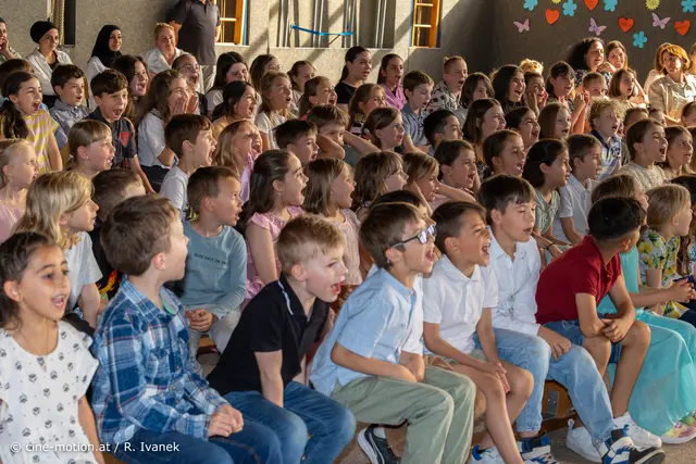 "unsere Schule ist eröffnet" - gemeinsamer Schrei mit Landesrat Sven Hergovich. | Foto: cine-motion.at / R. Ivanek