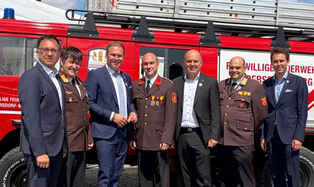 Fahrzeugübergabe: Vbgm. Thomas König, Landeskommandant-Stv. Harald Nakovich, LAbg. Fabio Halb, Kommandant Dominik Weber, BR Mario Trinkl, Bezirkskommandant Jochen Illigasch und Bgm. David Venus (von links). | Foto: Fabio Halb