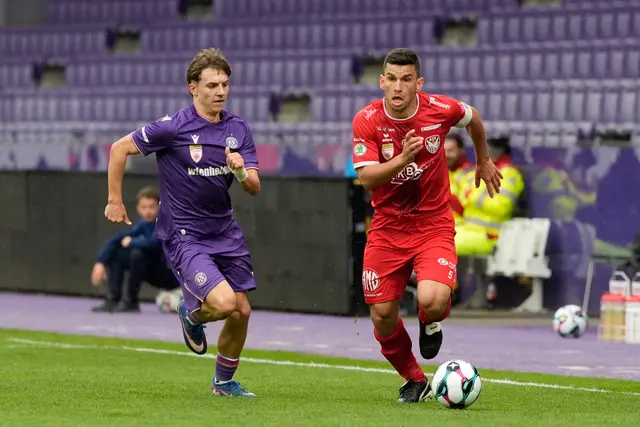 Hasan Deshishku (Young Violets) muss Meletios Miskovic (KSV) ziehen lassen. | Foto: GEPA pictures/Kevin Kada