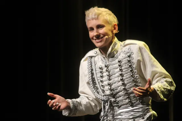 Ihr eigener, teils sarkastischer Humor hat die Gäste im Forum Kloster Gleisdorf mitgerissen. | Foto: Josef Hofmüller