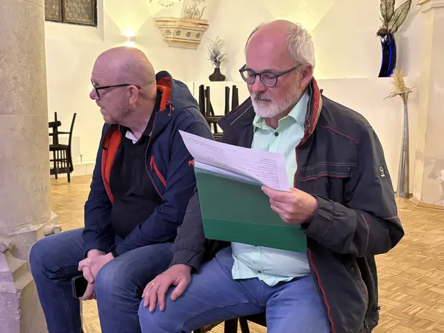 Martin Wimmer und Peter Mischek in den Text vertieft. | Foto: Sandra Schütz