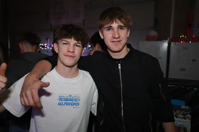 Alexander und Niklas sagen Daumen hoch zur Vollgas-Party. | Foto: Markus Bäumler/zema-medien.de