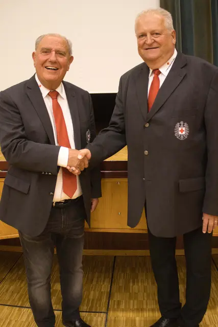 RotKreuz-Präsident Siegfried Schrittwieser gratuliert dem neuen Bezirksstellenleiter der Bezirksstelle Bruck-Mürzzuschlag, Helmut Gass. | Foto: Rotes Kreuz/Schuster M.