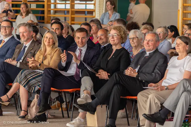Stephan Böhm (Vizebürgermeister), Michael Engel (Bezirkshauptmann), Silvia Kumpan-Takacs (Nationalratsabgeordnete), Sven Hergovich (Landesrat), Christiane Teschl-Hofmeister (Landesrätin) Richard Karger (Bischofsvikar), Sylvia Schwab (vlnr). | Foto: cine-motion.at / R. Ivanek