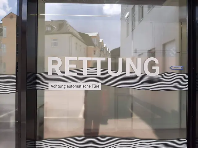 Der Verletzte wurde von der Rettung versorgt und in das Krankenhaus gebracht (Symbolbild). | Foto: meinbezirk lungau/Pongau