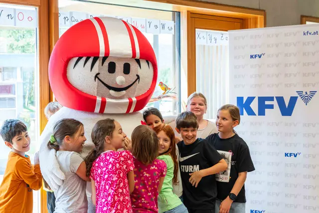 Helmi besuchte die Kinder der Volksschule Nickelsdorf (Zum Schutz der Kinder - Symbolfoto)  | Foto: KFV/Michael Sabotha