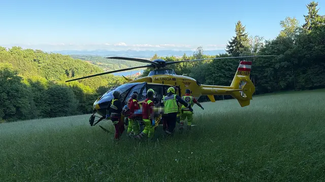 Nach der Erstversorgung wurde die schwer verletzte Person mit Unterstützung der Feuerwehr Weins-Ysperdorf zum Hubschrauber transportiert. | Foto: DOKU NÖ