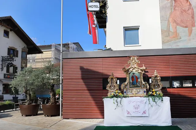 Ein besonderer Glücksfall ist ein original erhaltener Altar, der einst vor dem Hotel Munde stand. Das barocke Schmuckstück befindet sich bis heute im Besitz von Mundewirt Rainer Härting.  | Foto: MGT/Hackl