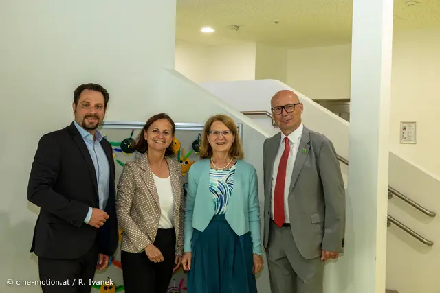 Anton Schuller (Bildungsdirektion NÖ), SQM Elke Wimmer, Volksschuldirektorin Monika Defregger mit Bürgermeister Thomas Schwab (vlnr). | Foto: cine-motion.at / R. Ivanek