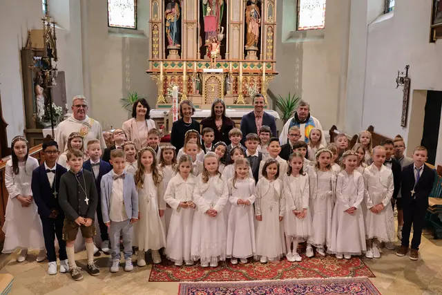 Die Erstkommunionkinder mit Diakon Franz Wimmer, Klassenlehrerin Doris Edermayr, Religionslehrerin Gabriele Burgholzer, Klassenlehrerin Irene Ehegartner, Direktor Georg Kastler, Pater Georg OFM (von links) | Foto: Franz Putz