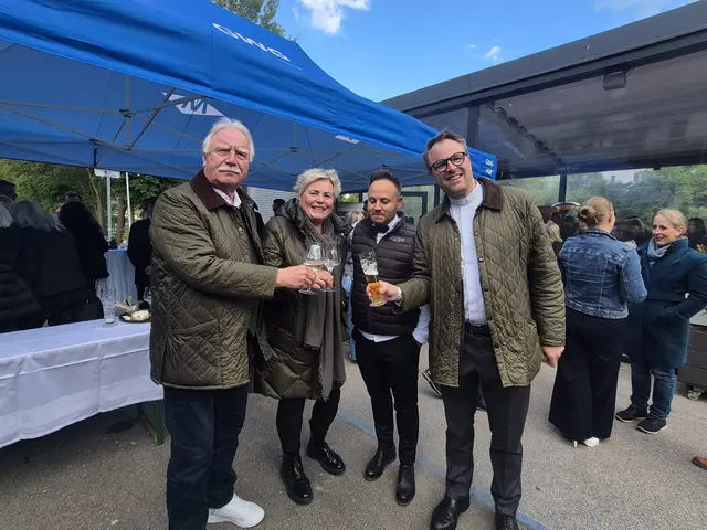 Unter vielen anderen Gratulanten die Pernegger Bürgermeisterin Eva Schmidinger und Gottes Segen sprach Pater Clemens Grill aus. | Foto: Andrea Stelzer