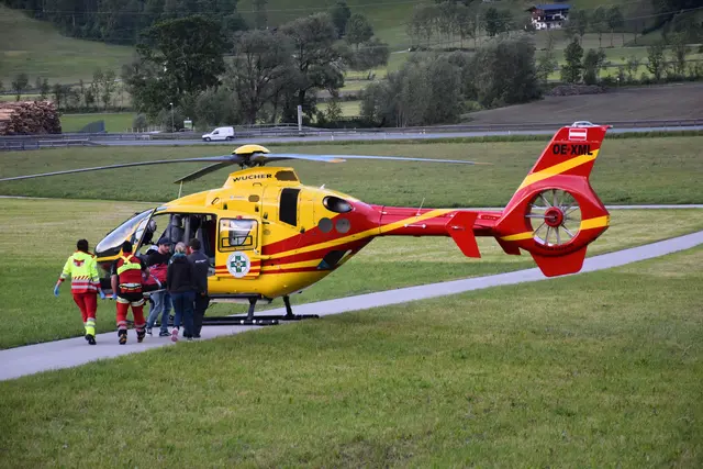 Bei einem Verkehrsunfall in Fügen im Bezirk Schwaz sind am Mittwochabend zwei Mädchen schwer verletzt worden. | Foto: zoom.tirol