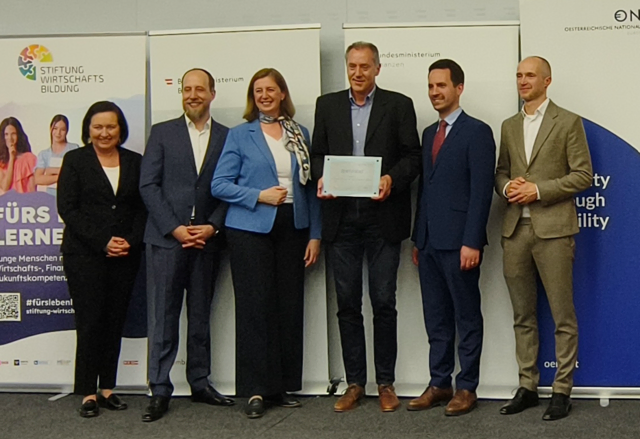 Bildungsdirektorin Elisabeth Meixner, BEd.; Matthias Reisinger, Vorstand der Stiftung für Wirtschaftsbildung; Staatssekretärin Barbara Eibinger-Miedl vom Bundesministerium für Finanzen; Prof. Mag. Alexander Zirnig, QSK Mittelschule Thörl; Bildungsminister Christoph Wiederkehr; Josef Meichenitsch, Direktor der Oesterreichische Nationalbank. | Foto: BKA/Tarek Wilde