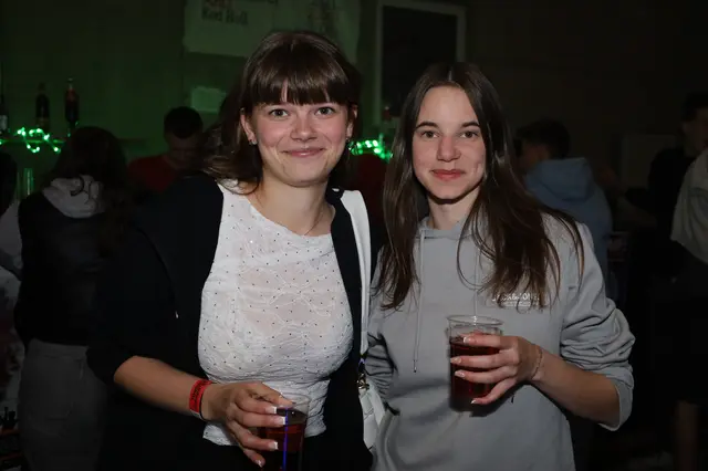 Hanna und Selina trinken auf einen perfekten Abend im Vollgas-Festl. | Foto: Markus Bäumler/zema-medien.de