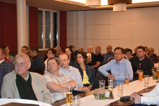 Präsentation Leitbild "Bad Kreuzen 2035" mit Bürgermeister Manfred Nenning im Gasthaus Schiefer, Bad Kreuzen.  | Foto: Robert Zinterhof