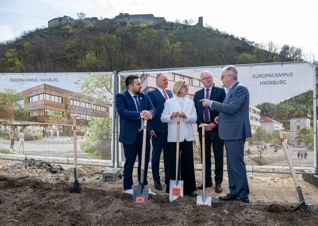 Im Austausch über den neuen Europacampus Hainburg: Bürgermeister Johannes Gumprecht, Juraj Droba, Vorsitzender der Region Bratislava, Landeshauptfrau Johanna Mikl-Leitner, LH-Stellvertreter Stephan Pernkopf und Projektentwickler Eduard Halmschlager. | Foto: NLK Burchhart