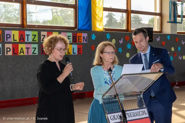 Auszeichnung der Schuldirektorin  von der Bildungsdirektion - ein Danke für das pädagogische Lebenswerk. | Foto: cine-motion.at / R. Ivanek