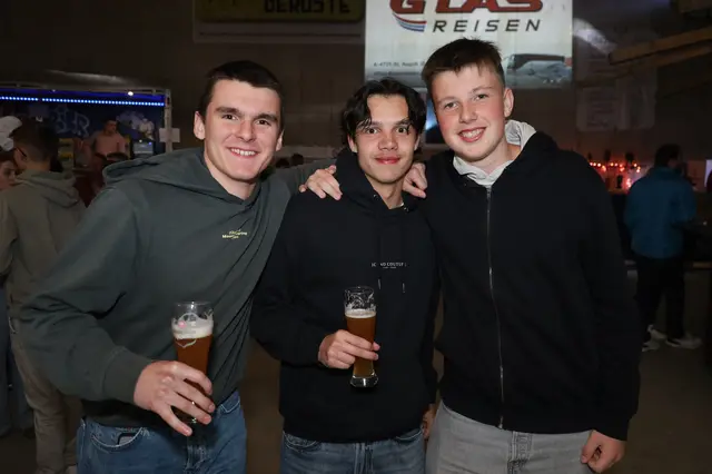 Moritz, Lukas und Elias sind gute Freunde und feiern oft zusammen. | Foto: Markus Bäumler/zema-medien.de
