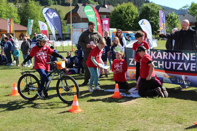 Aus dem Zahlengewirr blitzschnell die richtige Notrufnummer zusammensetzen. Der Biker bringt sie auf dem Gepäckträger ins Ziel. | Foto: KZSV/AUVA M. Lippitsch