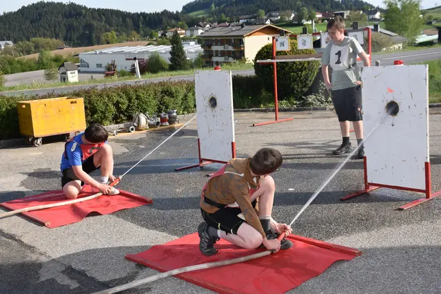 Die FF Jugend Pabneukirchen, betreut von Peter Scherscher und Tobias Hader, bereitet sich intensiv auf den Leistungsbewerb am 13. Juni 2026 in Pabnbeukirchen vor.  | Foto: Zinterhof