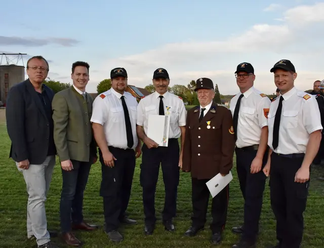 Würmlas Bürgermeister Johannes Diemt, Landtagsabgeordneter Bernhard Heinreichsberger,
Saladorfs Kommandant Gregor Wurlitzer, die beiden Geehrten Wolfgang Bogner und Johann
Herzog sowie Bezirkskommandant-Stellvertreter Johannes Ofner und Abschnittskommandant
Gerald Keiblinger (v. l.) | Foto: AFKDO Atzenbrugg/Rödl