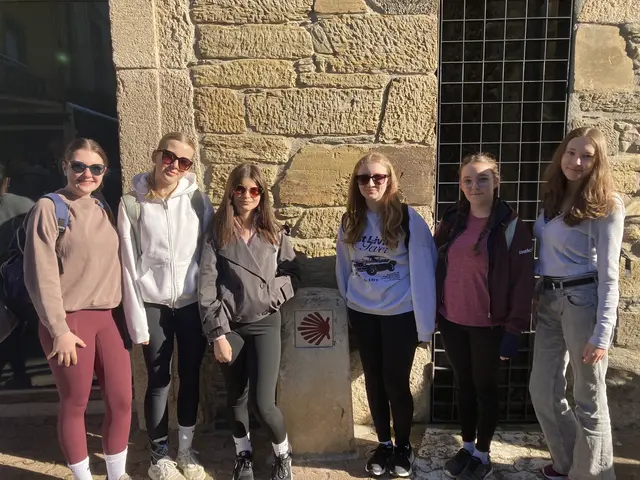 Auf dem Jakobsweg – Johanna Tutschek, Lilliane Webel, Laura Steiner, Anna Pauschenwein, Emely Hatzl, Viktoria Seidler (v.l.n.r) | Foto: Sta. Christiana Frohsdorf
