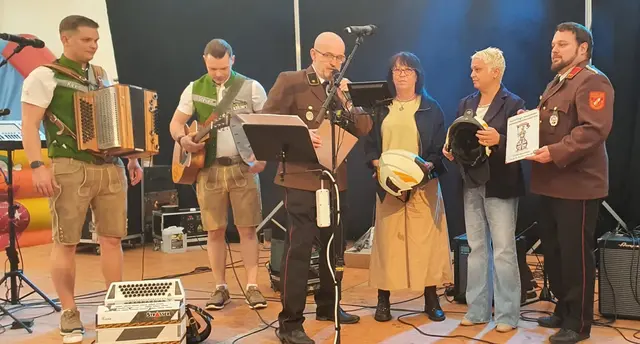 Musiker der "Kreinis" mit Feuerwehr-Verwalter Hannes Fries, Grüne-GR Inge Niang-Lechner, FPÖ-GR Brigitte Baumgartner und Kommandant Daniel Friesenbichler. | Foto: Grüne Warth