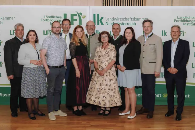 1. Reihe (v.l.): Abteilungsleiterin Martina Schauer, Andreas Schmeissl, Daniela Aigelsreiter (NÖ Versicherung), Waltraud Weber, Vanessa Starkl
2. Reihe (v.l.): LFI NÖ-Obmann Andreas Ehrenbrandtner, Kammerdirektor Franz Raab, Landesgüterdirektor Erhard Kührer, LFI NÖ-Geschäftsführer Reinhard Polsterer, LK NÖ-Präsident Johannes Schmuckenschlager, Alexander Stöger (NÖ Versicherung)
 | Foto: LFI NÖ/Sophie Nagl-Balber