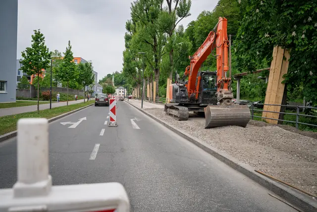 Die Bauarbeiten in der Leopoldskronstraße sollen den Geh- und Radweg sicherer und komfortabler machen. Gleichzeitig werden die Bedingungen für die bestehenden Bäume verbessert. | Foto: Stadt Salzburg/Alexander Killer