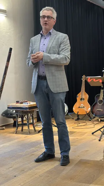 Der Tamsweger Historiker Klaus Heitzmann hielt am 8. Mai 2026 bei der Eröffnung des Projektes "Orte des Gedenkens" im Kuenburgsaal in Tamsweg die Festrede. | Foto: pjw