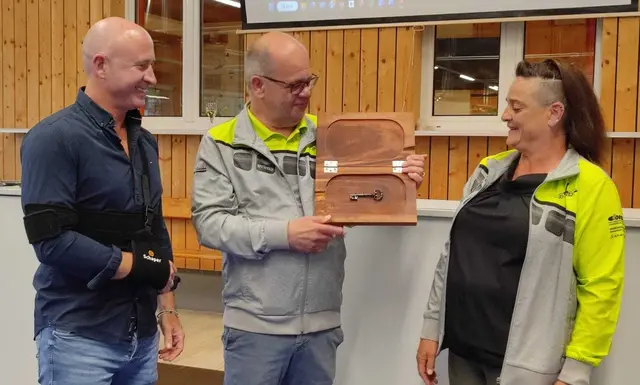 Der scheidende Obmann Alois Straßer übergab der neuen Obfrau Daniela Lanzerstorfer symbolisch den Schlüssel der Stockhalle. Auch Bgm. David Allerstorfer gratulierte. | Foto: SV Lacken