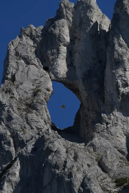 Das Meßnerin-Loch wurde zum erste Mal von einem Wingsuit-Piloten durchflogen. | Foto: Karina Sikora