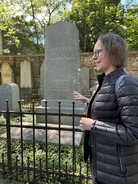 Vor dem Grabstein der Familie Epstein. | Foto: Mathias Kautzky/MeinBezirk