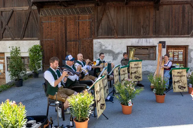 Mailüftlbläser der Musikkapelle Völs im Einsatz am Festgelände | Foto: Mitglieder der Völser Fasnachtler