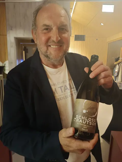 Kassier Paul Hauser präsentierte den Burg Trautson Schlosswein, der in einem großen Fass im Burgkeller reift. | Foto: Verein Burg Matrei Trautson
