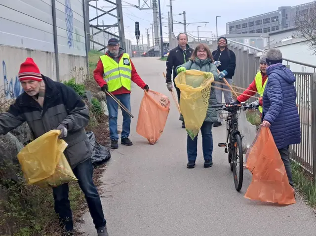 Radlobby-Frühjahrsputz auf der vielleicht bald "Alfred-Lenk-Brücke". | Foto: Gerold Petritsch