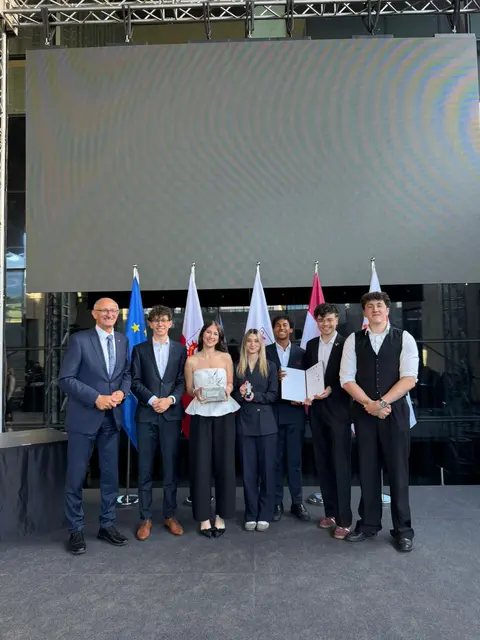 Organisationsteam der Kampagne “Alles steht Kopf” mit LH Anton Mattle (v.l. LH Anton Mattle, Sixtus Schmiderer, Lana Lazarevic, Sophia Erhart, Marco Wehinger, Matteo Plattner, Clemens Schweigl) | Foto: Privat