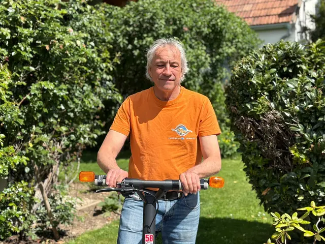 Günter Koglbauer mit einem vorbildlich ausgerüsteten E-Scooter. | Foto: privat